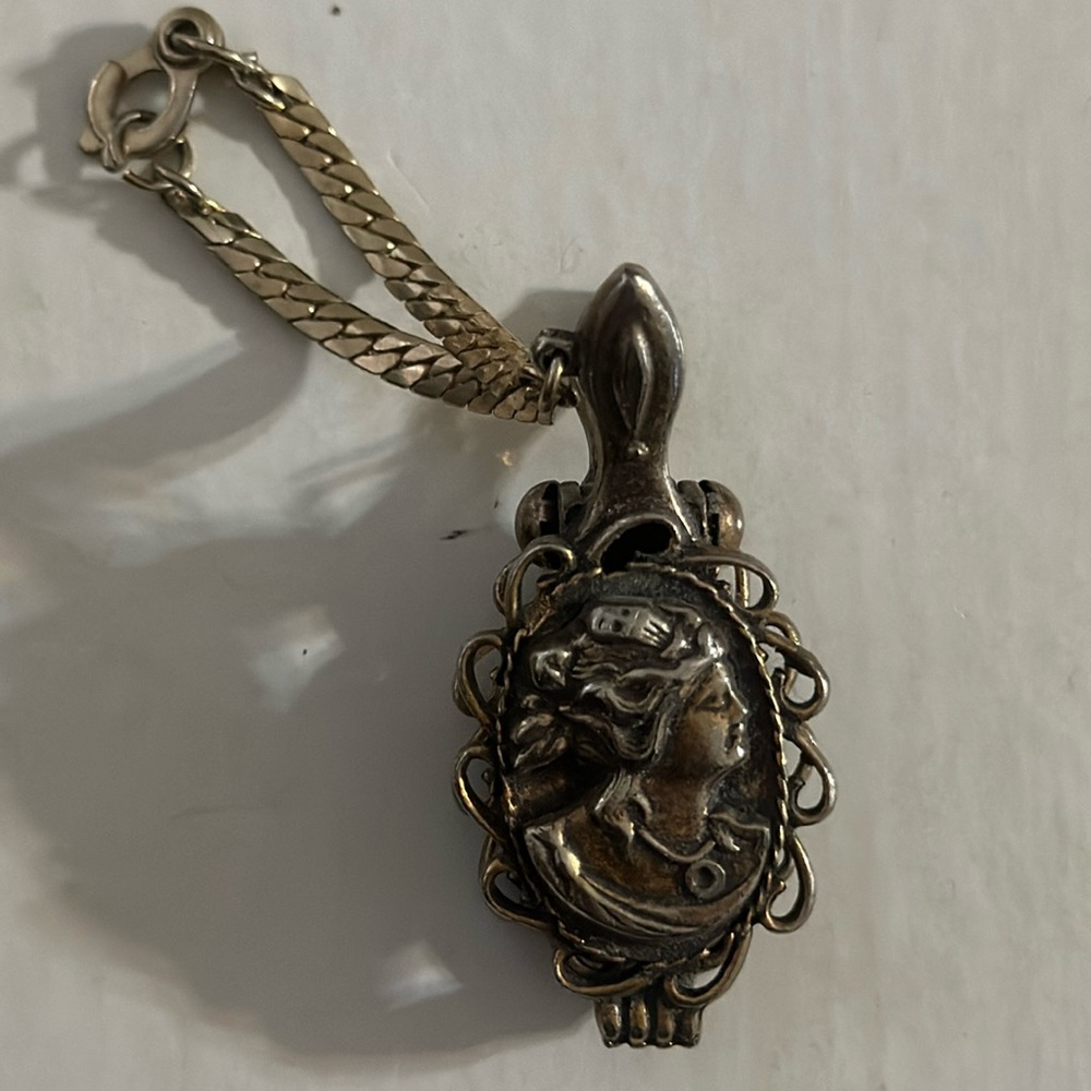 Gold Tone Glove Clip